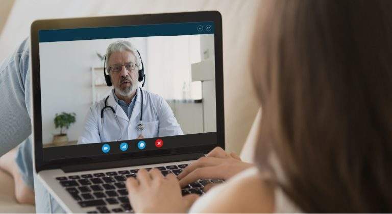 Doctor y paciente en videoconferencia.