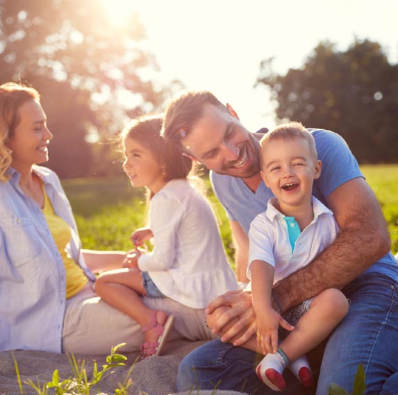 Familia divirtiéndose al aire libre