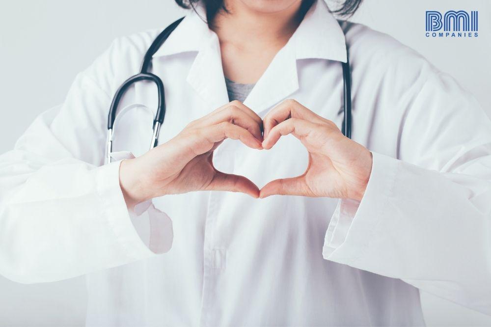 Atención médica- doctora formando un corazón 