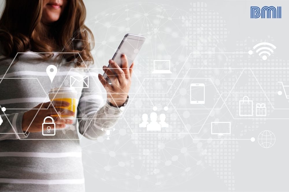 Avances Tecnológicos - señora con celular en la mano