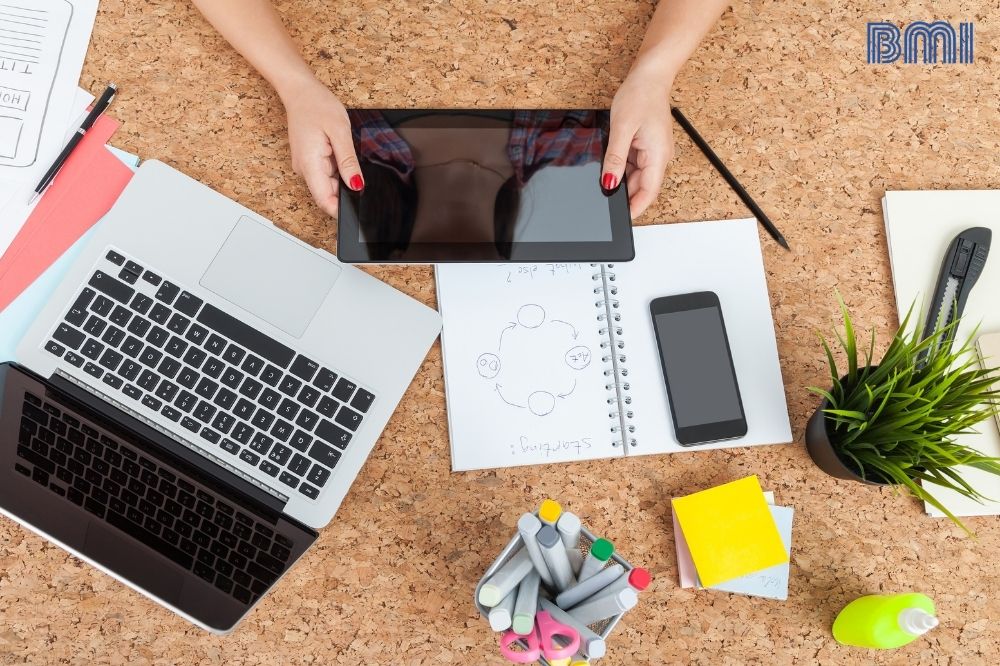 Digitalización de Procesos- escritorio con aparatos tecnológicos