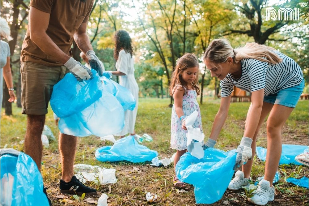 familia recogiendo basura