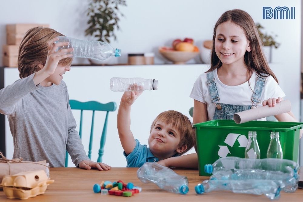 Niños jugando con materiales reciclados.