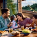 Imagen de cuidado de la familia con una familia feliz