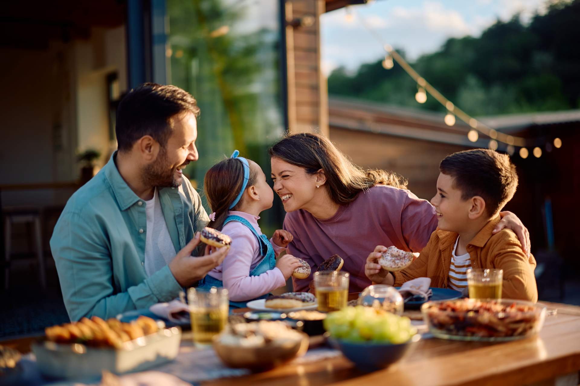 Imagen de cuidado de la familia con una familia feliz