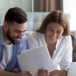 Pareja pensando Como empezar a ahorrar dinero