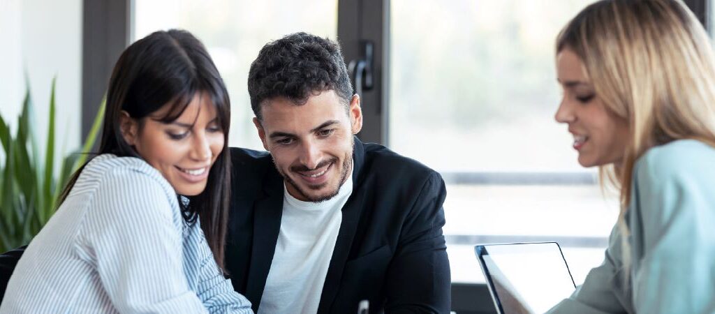 personas negociando las deudas con los bancos y acreedores