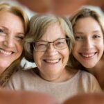 Mujeres sonriendo y con un marco de corazón