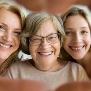 Mujeres sonriendo y con un marco de corazón