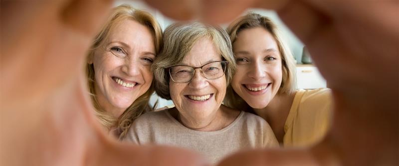 Mujeres sonriendo y con un marco de corazón