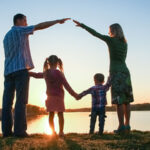 Una pareja con sus hijos en la naturaleza