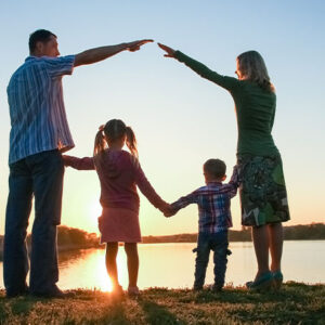 Una pareja con sus hijos en la naturaleza
