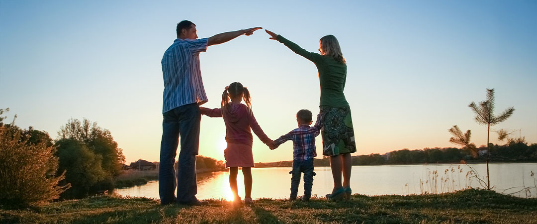 Una pareja con sus hijos en la naturaleza