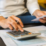 Manos de una mujer con una calculadora