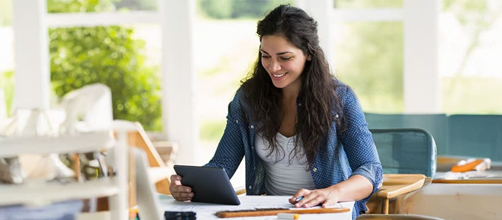 Persona estableciendo sus metas financieras