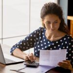 mujer organizando sus finanzas personales