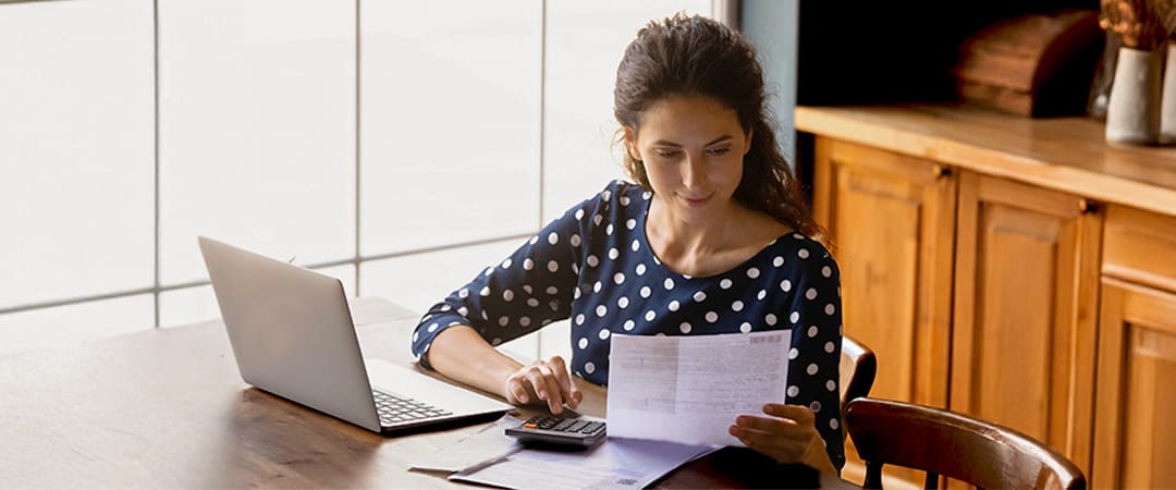 mujer organizando sus finanzas personales