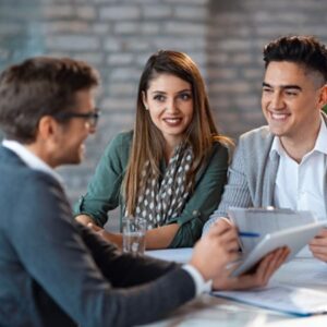 Bróker de seguros asesorando a clientes
