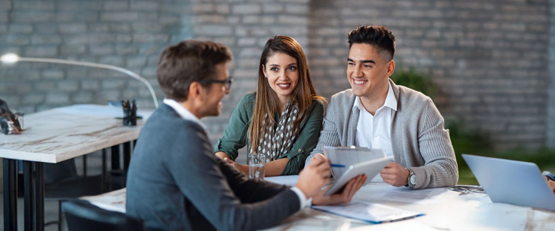 Bróker de seguros asesorando a clientes